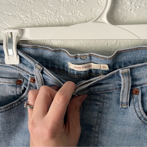 Levi's Jeans Women's 31 Wedgie Straight Knee Hole Light Wash Button Fly - Picture 5 of 8